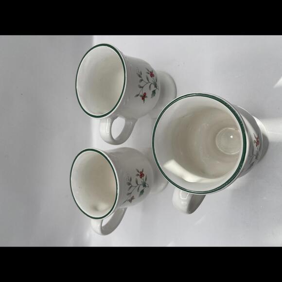 Vintage set of 3 Pfaltzgraff holiday holly berries, Stoneware Coffee Mugs Decor - Picture 4 of 6